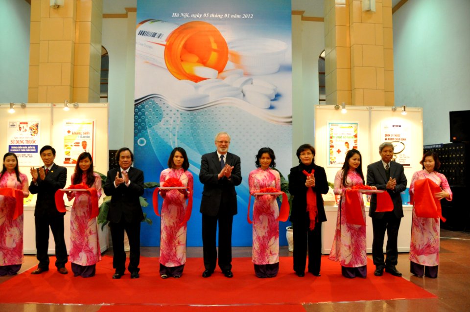 U.S. Ambassador David Shear opens safe medicine exhibition in Hanoi (6639686683)