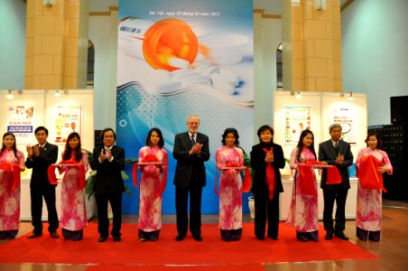 U.S. Ambassador David Shear opens safe medicine exhibition in Hanoi (6639686683)