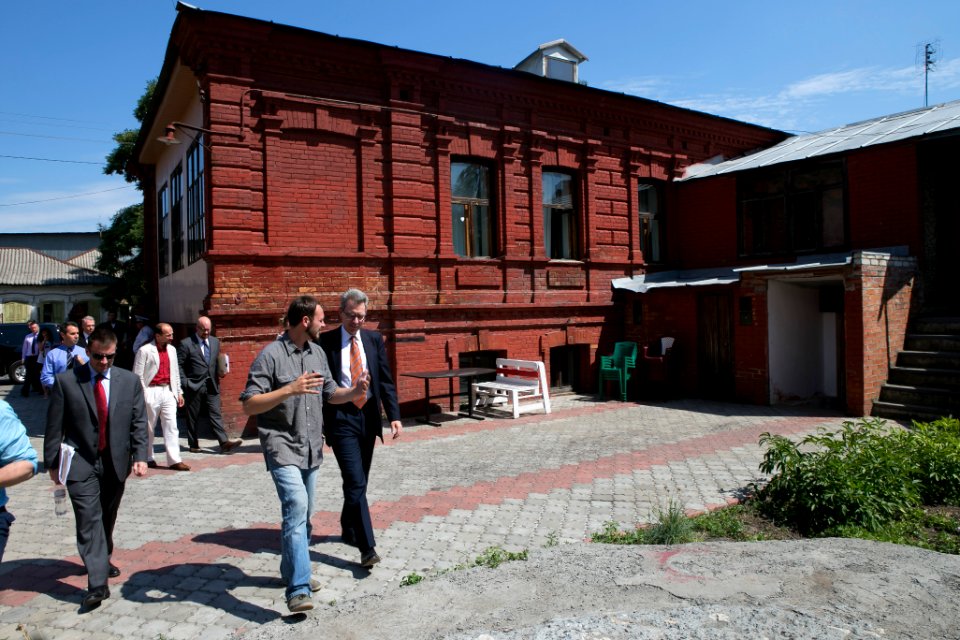 U.S. Ambassador to Ukraine Geoffrey Pyatt and U.S. Ambassador to the OSCE Daniel Baer Travel to Donetsk Oblast, July 30, 2015 (19550964053)