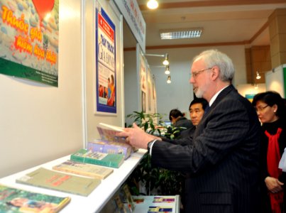 U.S. Ambassador David Shear opens safe medicine exhibition in Hanoi (6639705351)