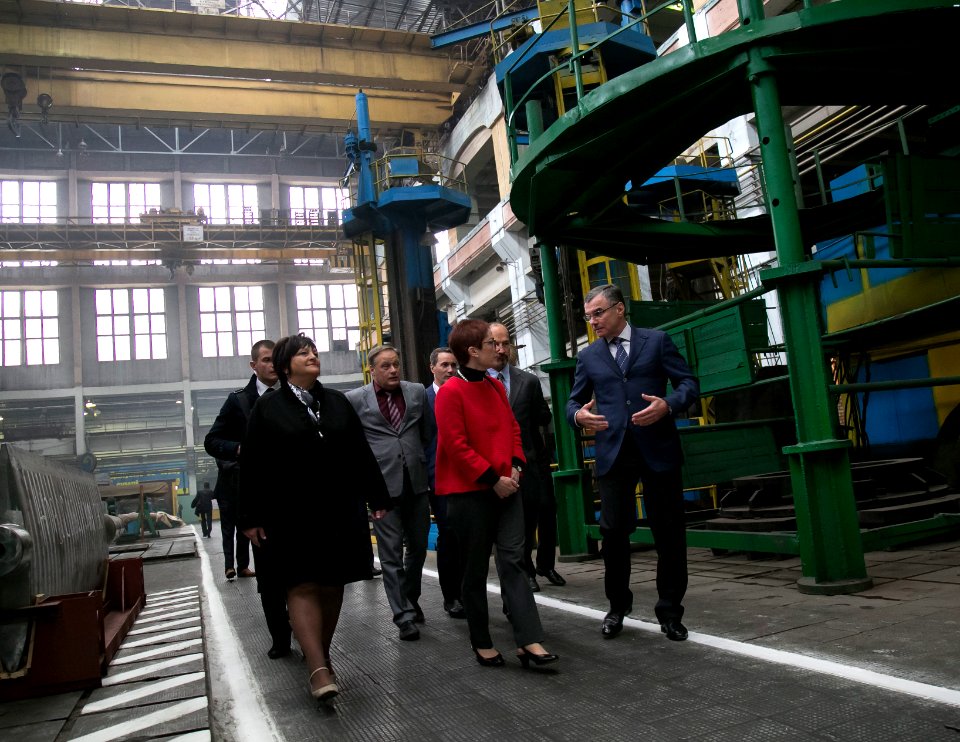 U.S. Ambassador Marie L. Yovanovitch travels to Kharkiv, Tour of Turboatom Generator Production Facility, September 22, 2016 (29523788993)