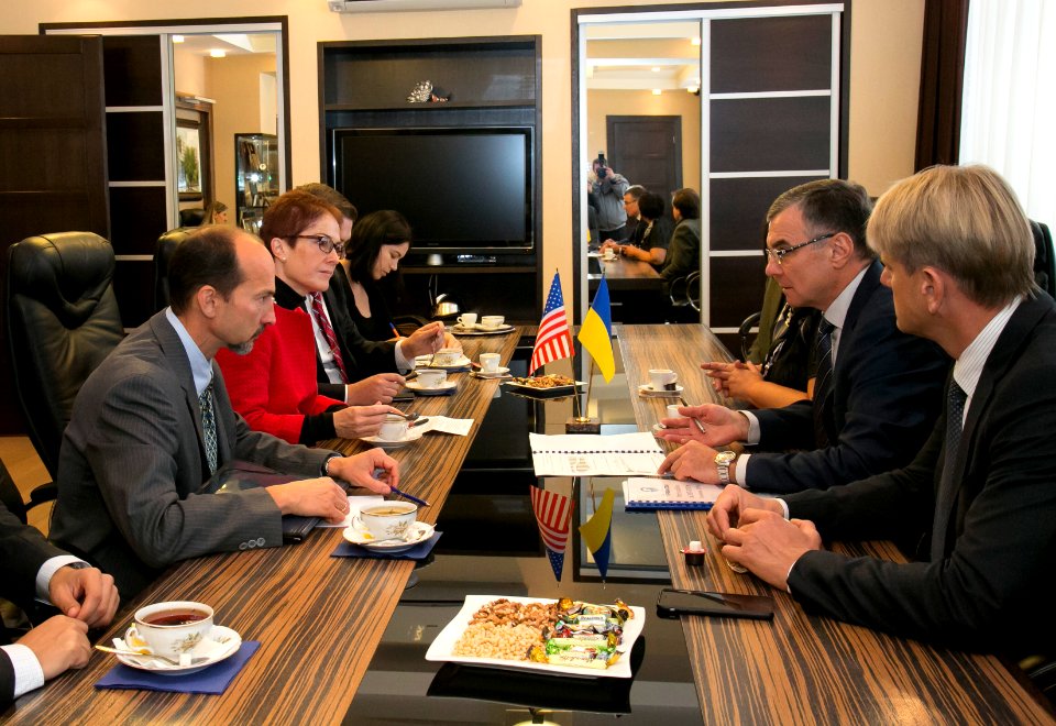 U.S. Ambassador Marie L. Yovanovitch travels to Kharkiv, Tour of Turboatom Generator Production Facility, September 22, 2016 (29523986624)