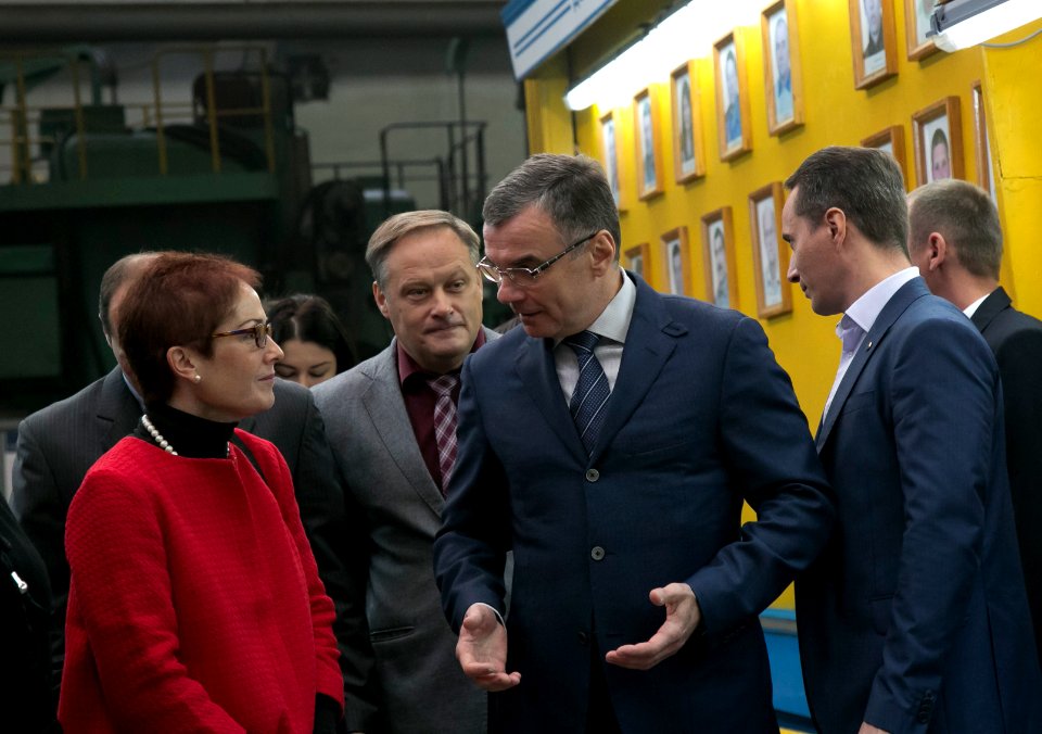 U.S. Ambassador Marie L. Yovanovitch travels to Kharkiv, Tour of Turboatom Generator Production Facility, September 22, 2016 (29856871760)