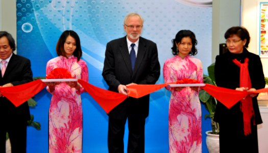 U.S. Ambassador David Shear opens safe medicine exhibition in Hanoi (6639717751)