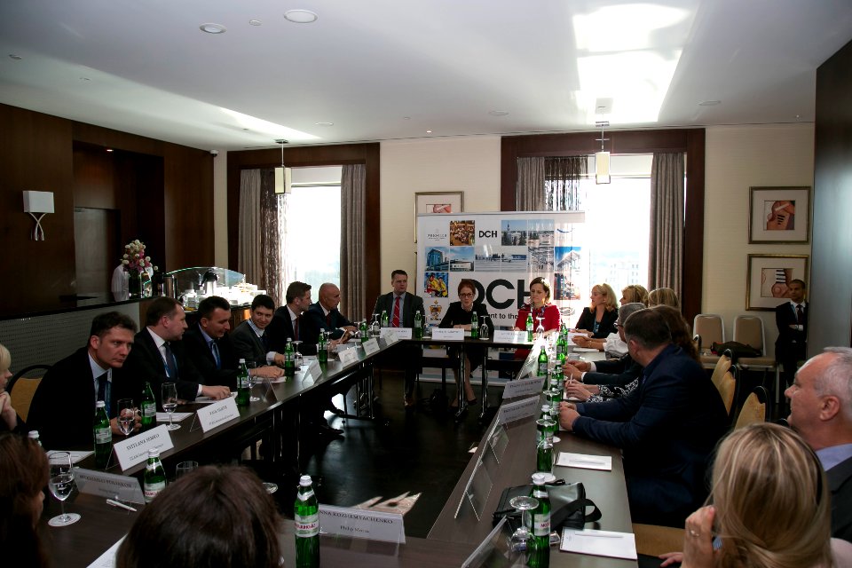 U.S. Ambassador Marie L. Yovanovitch travels to Kharkiv, Roundtable with business and financial leaders, September 23, 2016 (30110510605)