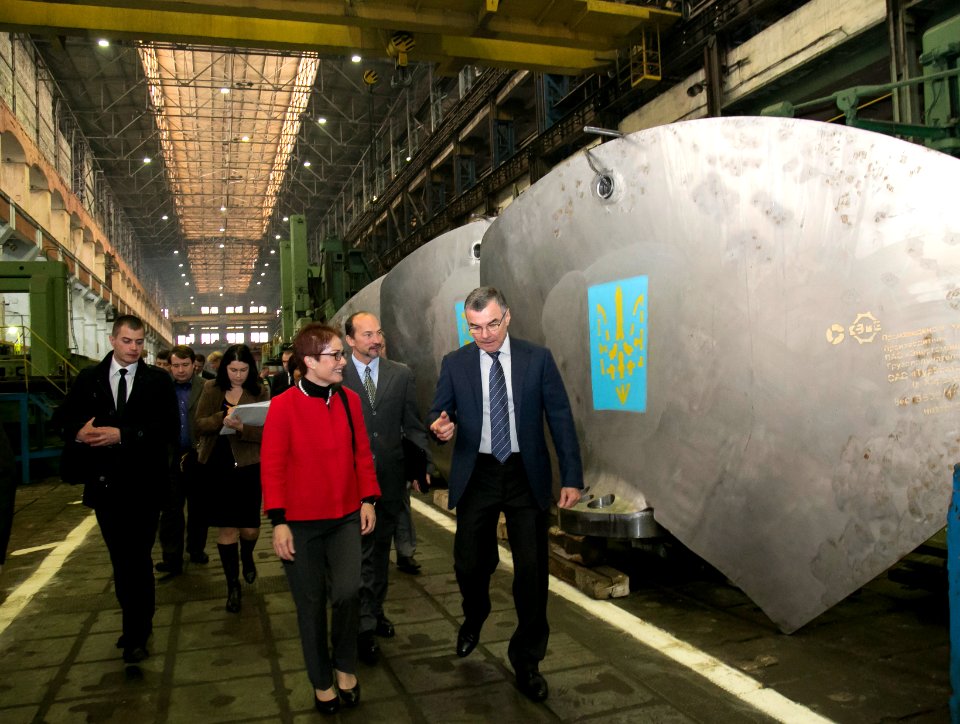U.S. Ambassador Marie L. Yovanovitch travels to Kharkiv, Tour of Turboatom Generator Production Facility, September 22, 2016 (29523757513)
