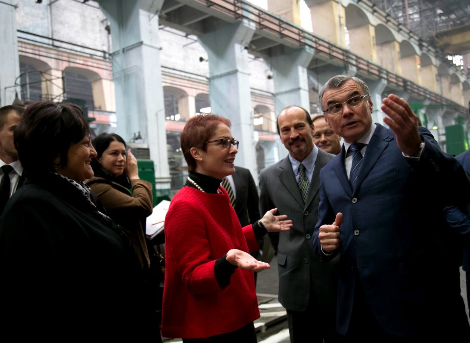 U.S. Ambassador Marie L. Yovanovitch travels to Kharkiv, Tour of Turboatom Generator Production Facility, September 22, 2016 (29523787933)