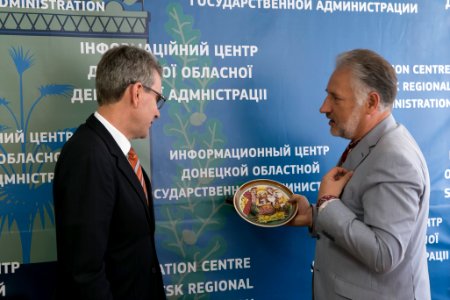 U.S. Ambassador to Ukraine Geoffrey Pyatt and U.S. Ambassador to the OSCE Daniel Baer Travel to Donetsk Oblast, July 30, 2015 (19983941760)
