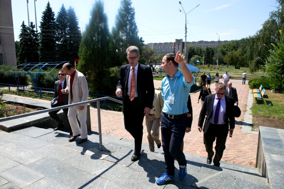 U.S. Ambassador to Ukraine Geoffrey Pyatt and U.S. Ambassador to the OSCE Daniel Baer Travel to Donetsk Oblast, July 30, 2015 (19985295539)