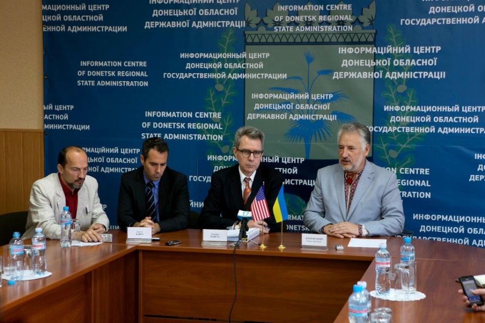 U.S. Ambassador to Ukraine Geoffrey Pyatt and U.S. Ambassador to the OSCE Daniel Baer Travel to Donetsk Oblast, July 30, 2015 (19985322429)