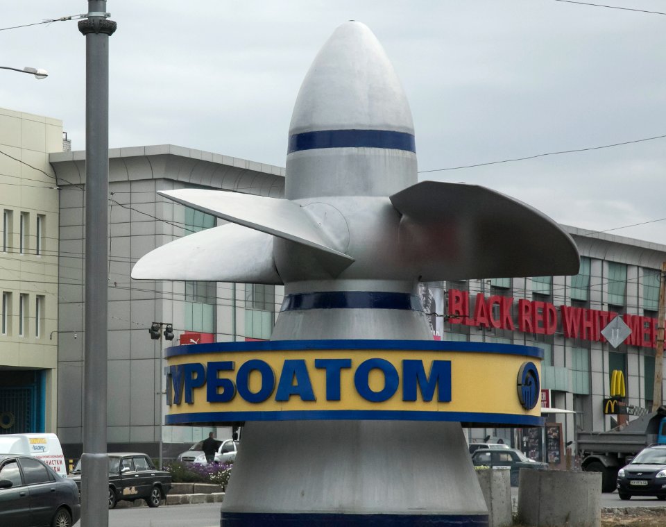U.S. Ambassador Marie L. Yovanovitch travels to Kharkiv, Tour of Turboatom Generator Production Facility, September 22, 2016 (29856874220)