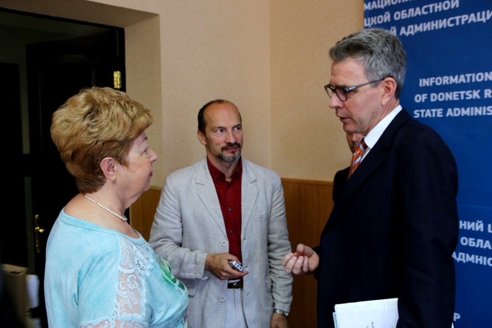 U.S. Ambassador to Ukraine Geoffrey Pyatt and U.S. Ambassador to the OSCE Daniel Baer Travel to Donetsk Oblast, July 30, 2015 (20071020069)