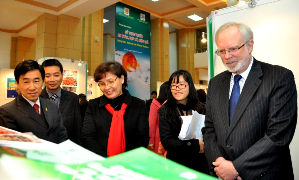 U.S. Ambassador David Shear opens safe medicine exhibition in Hanoi (6639722621)