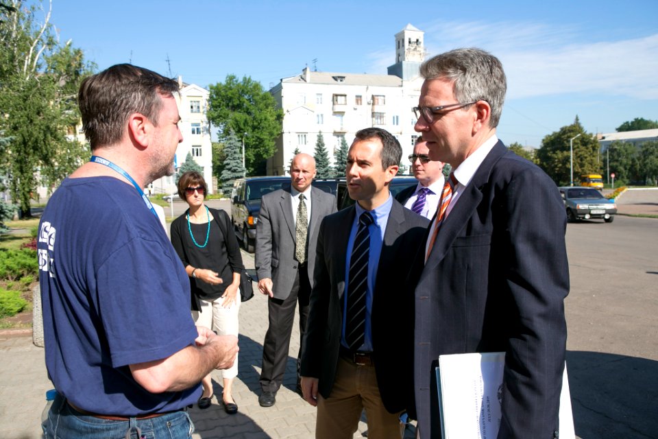 U.S. Ambassador to Ukraine Geoffrey Pyatt and U.S. Ambassador to the OSCE Daniel Baer Travel to Donetsk Oblast, July 30, 2015 (20163871232)