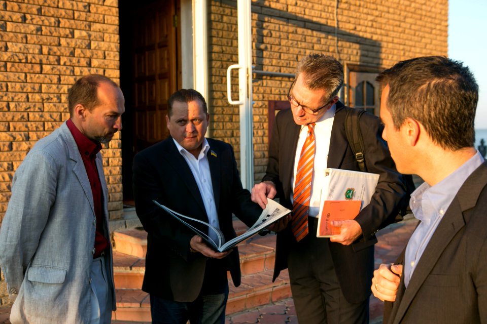 U.S. Ambassador to Ukraine Geoffrey Pyatt and U.S. Ambassador to the OSCE Daniel Baer Travel to Donetsk Oblast, July 30, 2015 (20172025735)
