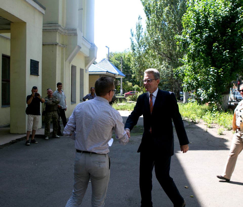 U.S. Ambassador to Ukraine Geoffrey Pyatt and U.S. Ambassador to the OSCE Daniel Baer Travel to Donetsk Oblast, July 30, 2015 (19550974043)