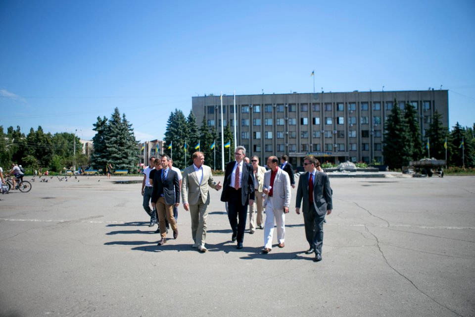 U.S. Ambassador to Ukraine Geoffrey Pyatt and U.S. Ambassador to the OSCE Daniel Baer Travel to Donetsk Oblast, July 30, 2015 (19985308319)
