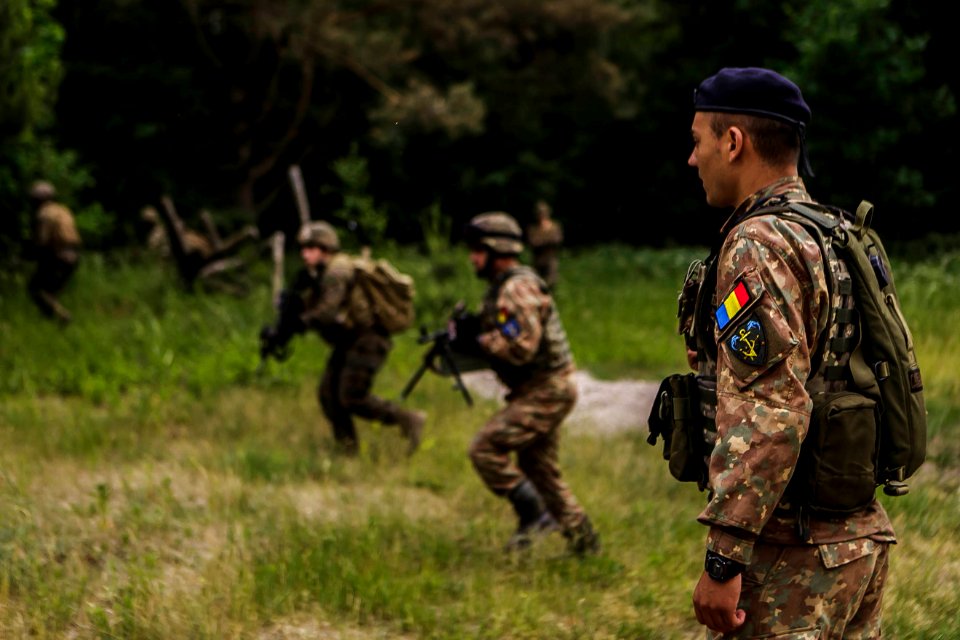 U.S. Marines, Romanian Marines rehearse combat assault drills during BALTOPS (27823575357)