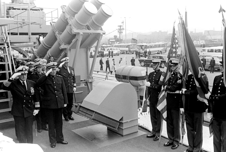 U.S. and Chinese officers aboard USS Reeves (CG-24) at Qingdao, China, on 5 November 1986 (6419699)