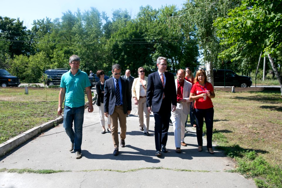 U.S. Ambassador to Ukraine Geoffrey Pyatt and U.S. Ambassador to the OSCE Daniel Baer Travel to Donetsk Oblast, July 30, 2015 (19549321474)