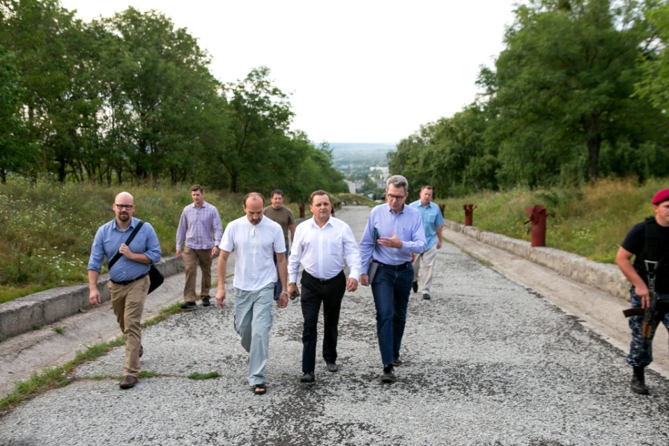 U.S. Ambassador to Ukraine Geoffrey Pyatt and U.S. Ambassador to the OSCE Daniel Baer Travel to Donetsk Oblast, July 30, 2015 (20145628926)