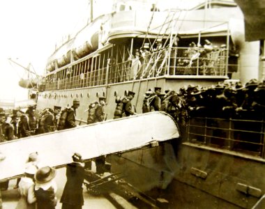 U.S. Marines with full service equipment embarking at an American port for service, WWI (29400624674)