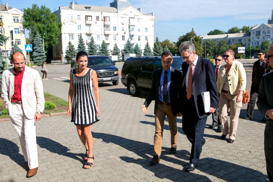 U.S. Ambassador to Ukraine Geoffrey Pyatt and U.S. Ambassador to the OSCE Daniel Baer Travel to Donetsk Oblast, July 30, 2015 (20171982785)