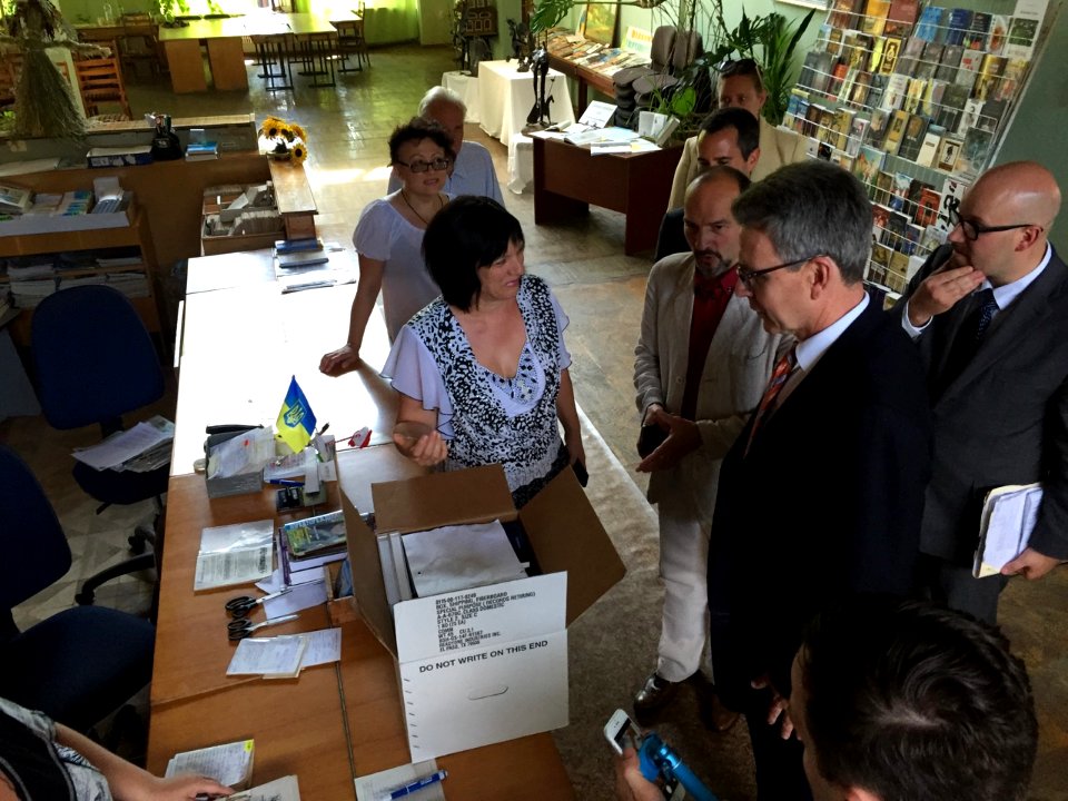 U.S. Ambassador to Ukraine Geoffrey Pyatt and U.S. Ambassador to the OSCE Daniel Baer Travel to Donetsk Oblast, July 30, 2015 (20263613651)