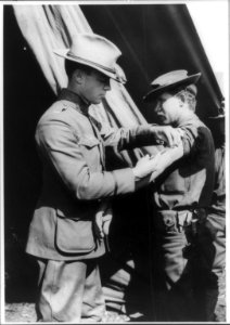 U.S. Army medical officer vaccinating soldier with arm injection, San Antonio, Texas LCCN2005691631