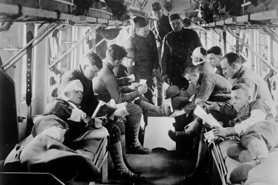 U.S. Army doctor & wounded in France LCCN2014707238 (cropped)