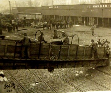 U.S. Army unloading a ship at Bordeaux, Gironde, France 1918 (32576690660)