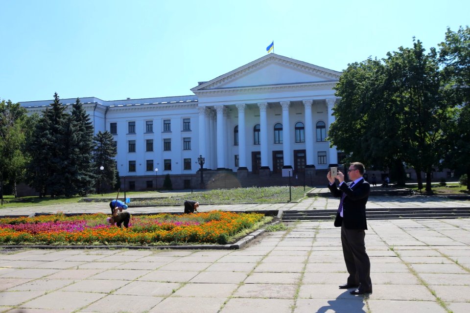 U.S. Ambassador to Ukraine Geoffrey Pyatt and U.S. Ambassador to the OSCE Daniel Baer Travel to Donetsk Oblast, July 30, 2015 (20069619688)