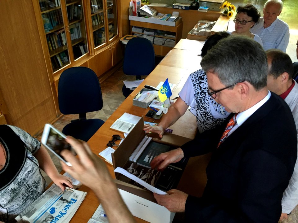 U.S. Ambassador to Ukraine Geoffrey Pyatt and U.S. Ambassador to the OSCE Daniel Baer Travel to Donetsk Oblast, July 30, 2015 (20249460632)