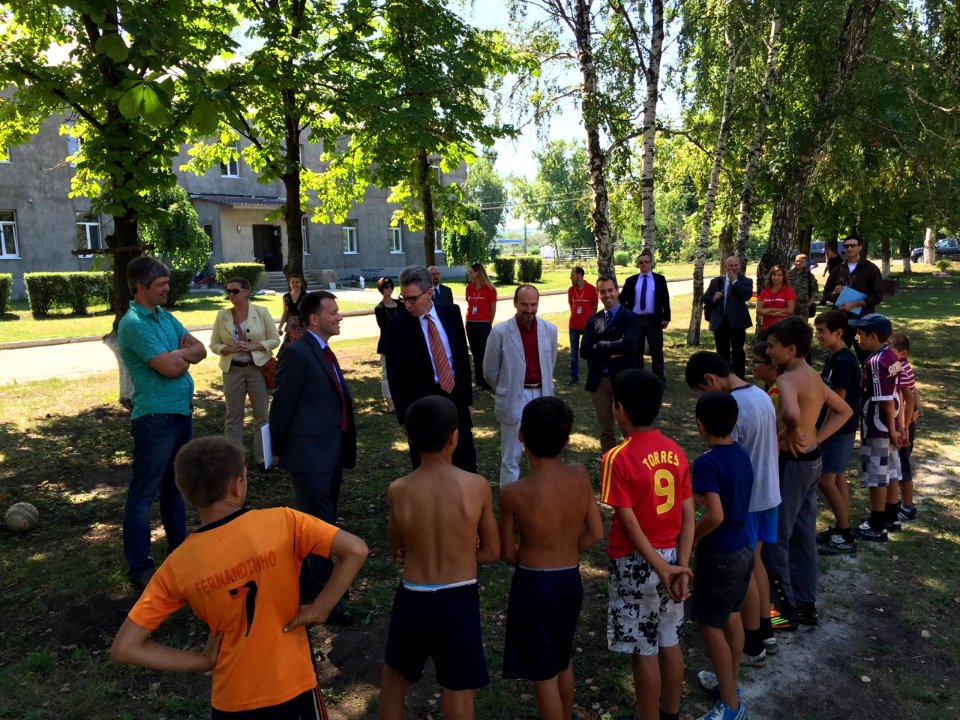 U.S. Ambassador to Ukraine Geoffrey Pyatt and U.S. Ambassador to the OSCE Daniel Baer Travel to Donetsk Oblast, July 30, 2015 (20257689875)