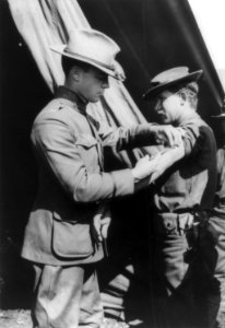 U.S. Army medical officer vaccinating soldier with arm injection, San Antonio, Texas LCCN2005691631 (cropped)