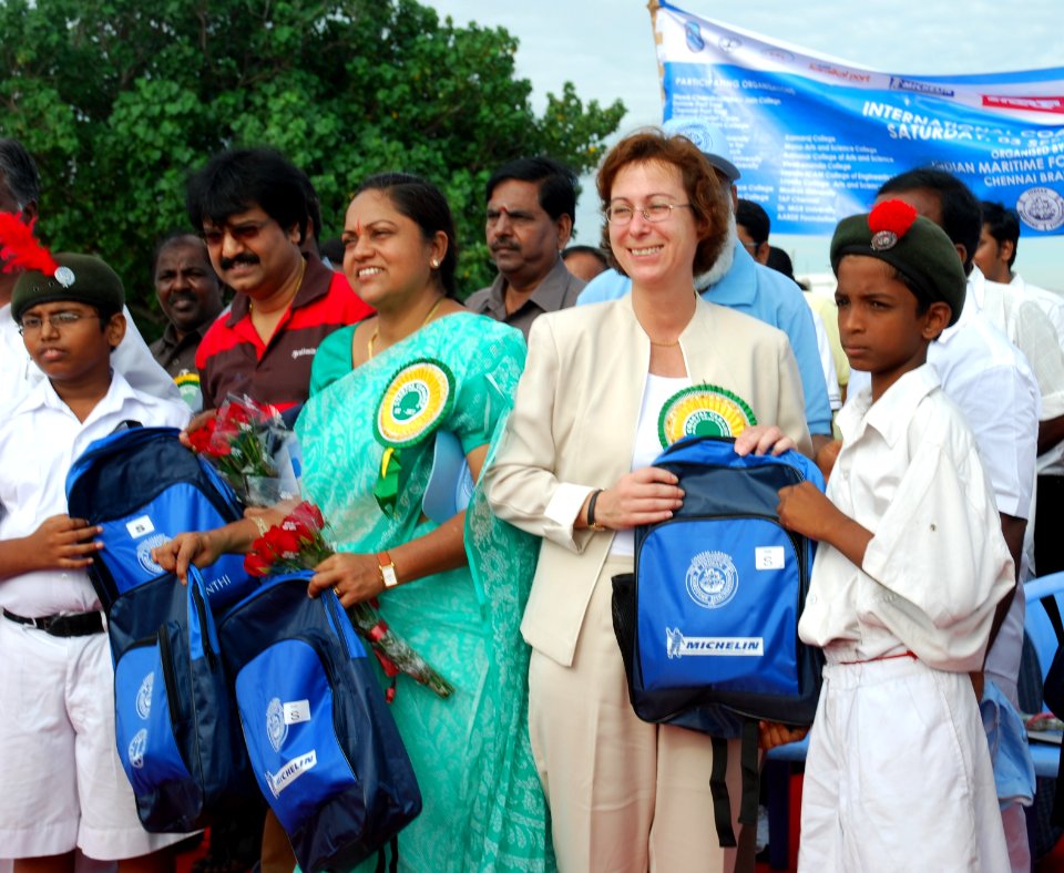 U.S. Consul General Jennifer McIntyre joined actor Vivek, Ministers K. P. Munusamy and T. K. M. Chinnayya, Mylapore MLA R. Rajalakshmi, and Rear Admiral (retired) K.R. Srinivasan at International Coastal Clean Up 2011 01 