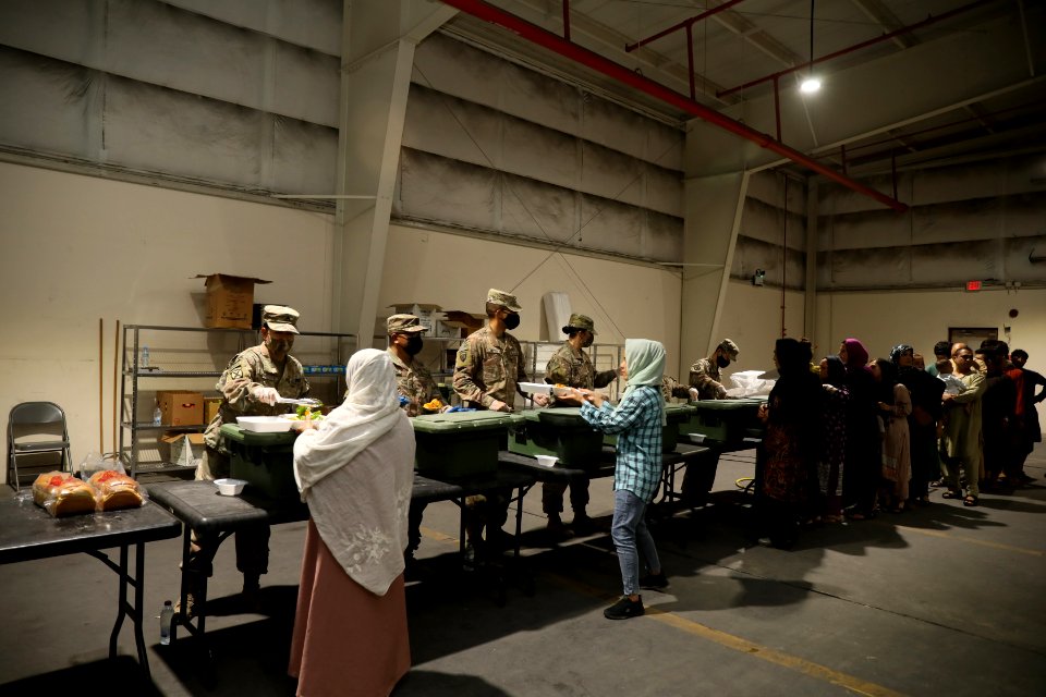 U.S. Army Soldiers serve a lunch meal to Afghan Special Immigrants 6791156
