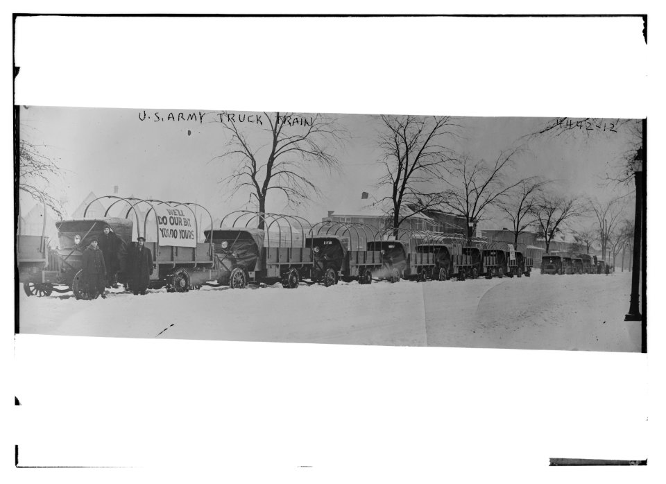 U.S. Army truck train LCCN2014706054