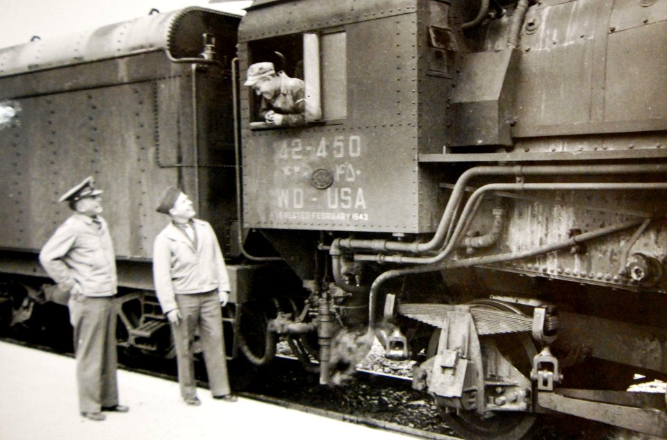 U.S. Army Railway Service train engine, soldier and Colonels Johnson and Yount (25017371012)