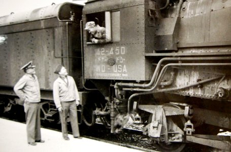 U.S. Army Railway Service train engine, soldier and Colonels Johnson and Yount (25017371012)