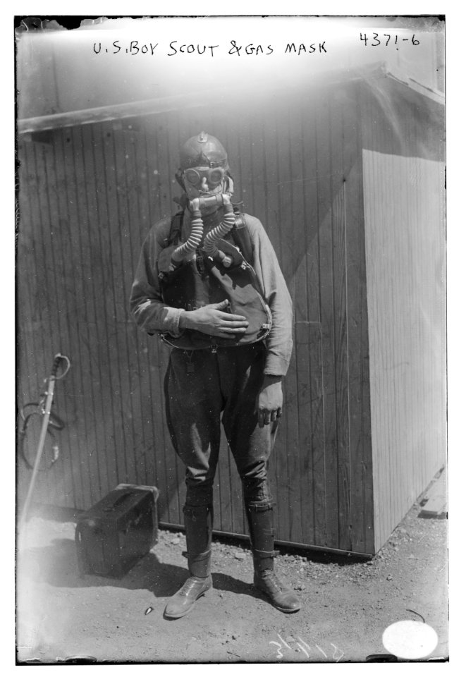 U.S. Boy Scout & gas mask LCCN2014705691
