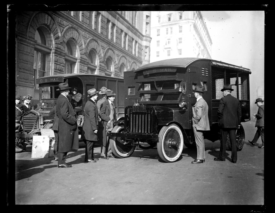U.S. Mail trucks, Washington, D.C. LCCN2016890985