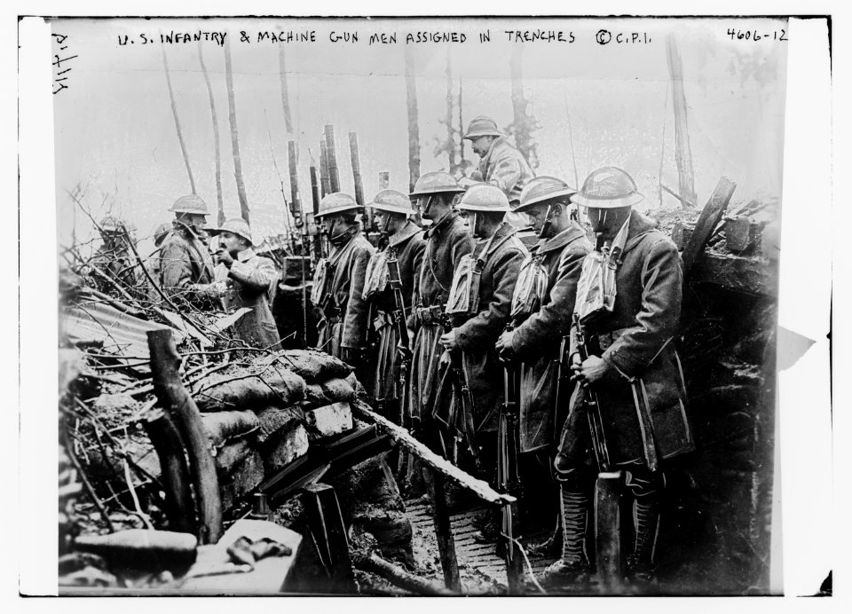 U.S. infantry & machine gun men assigned in trenches LCCN2014707069
