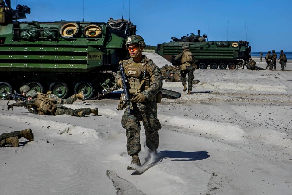 U.S. Marines, Romanian Marines join forces to conduct amphibious landing during BALTOPS (42692544111)