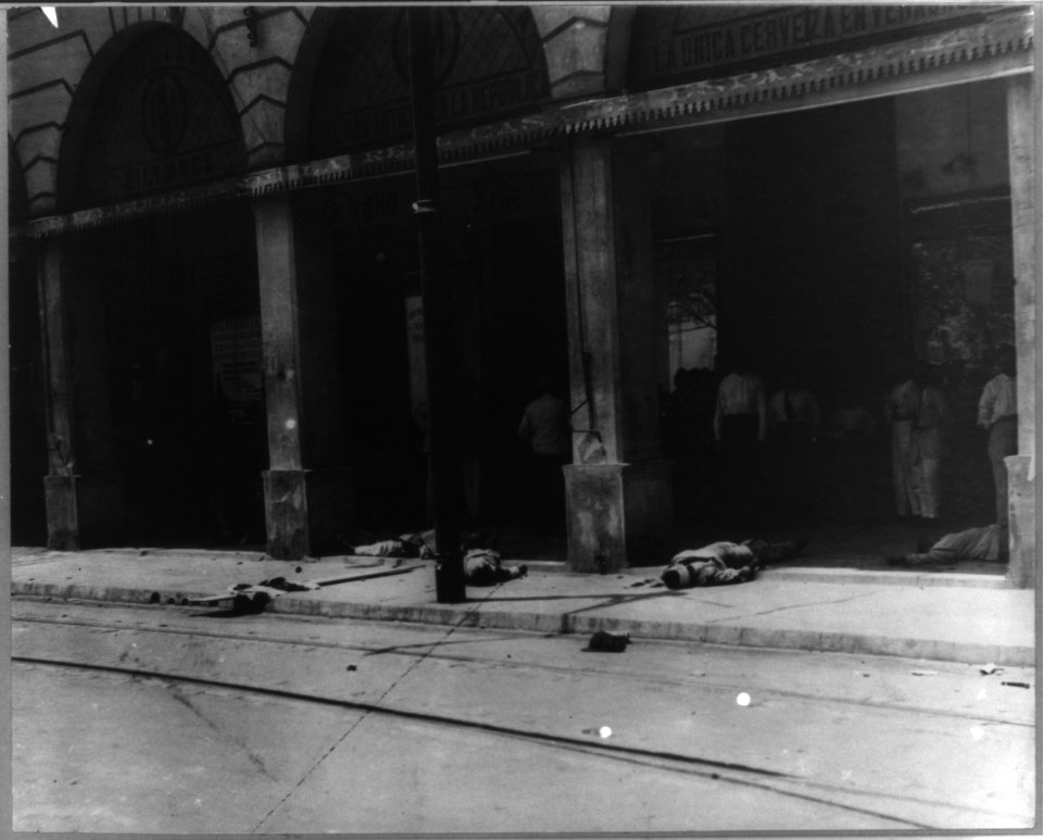 U.S. Naval occupation of Vera Cruz, Mexico- Dead Mexican in doorway LCCN2017645075