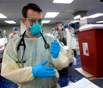 U.S. Navy Doctors, Nurses and Corpsmen Treat COVID Patients in the ICU Aboard USNS Comfort (49825651378)
