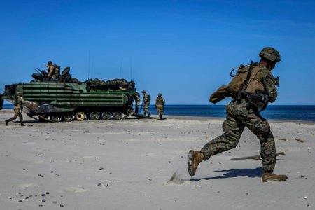 U.S. Marines, Romanian Marines join forces to conduct amphibious landing during BALTOPS (42692543941)