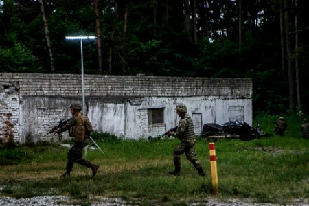 U.S. Marines, Romanian Marines rehearse combat assault drills during BALTOPS (27823575687)