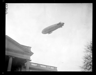 U.S. Navy C-7 blimp over White House, Washington, D.C. LCCN2016890997