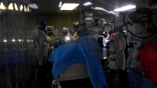 U.S. Navy Doctors, Nurses and Corpsmen Treat Patients in the ICU Aboard USNS Comfort (49826389387)